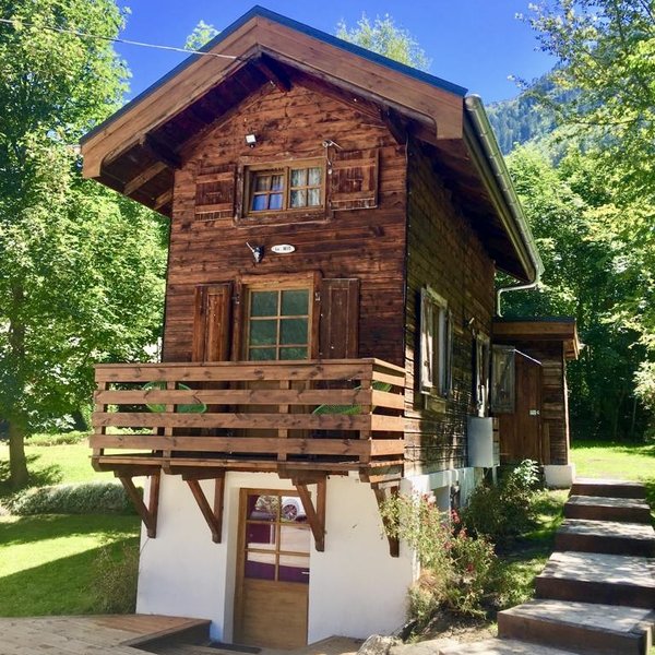 A charming mini-chalet in the centre of Chamonix. Private, hidden and rich in mountain ambiance. Ideal for a group of up to 5 guests 